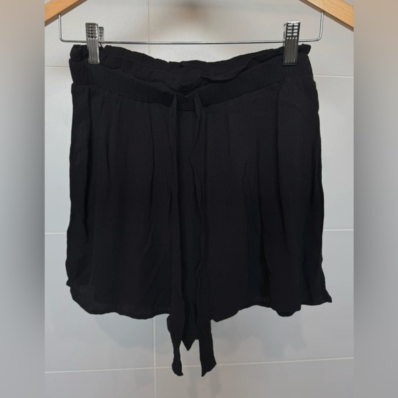 H&M Black Paperbag Waist Shorts Size 6 - Picture 1 of 2